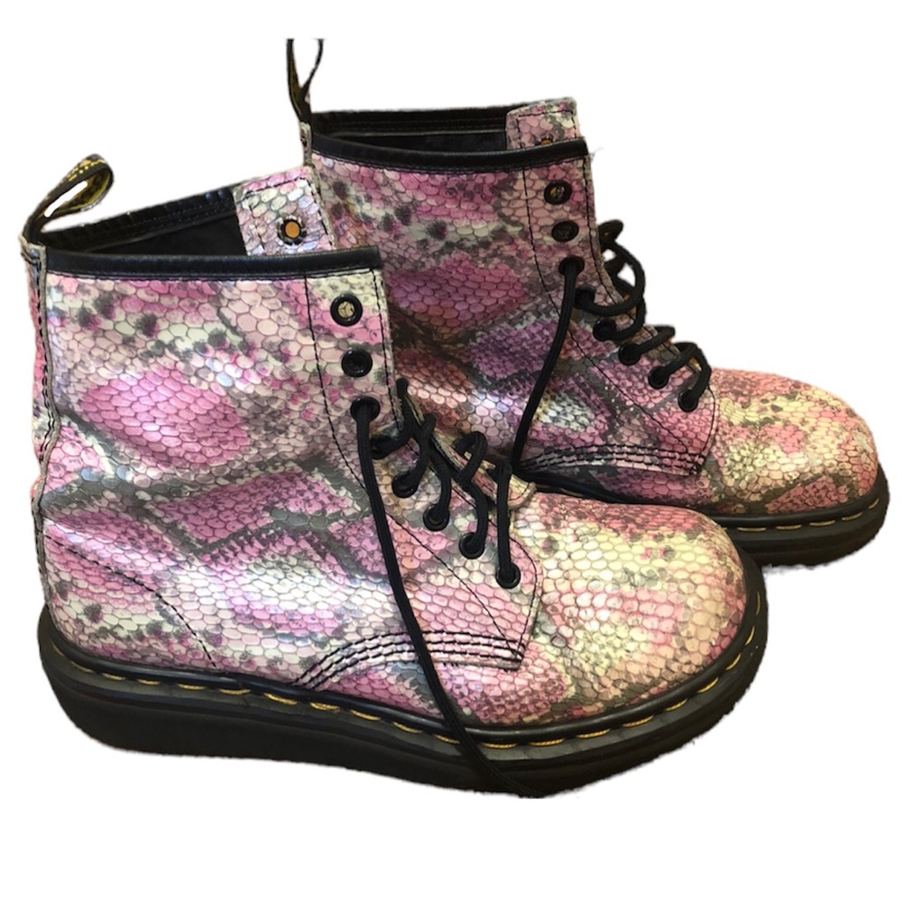 ⚠️MAKE AN OFFER⚠️ Women’s Size 9, Rare Vintage snakeskin 90s Doc Martens